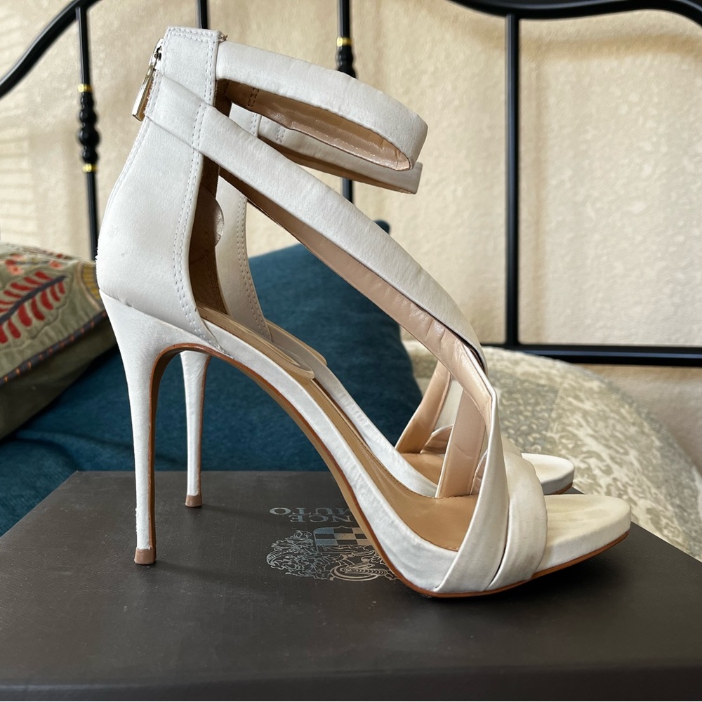 Beautiful Vince camuto heels.